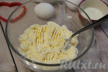В миске соединить мягкий маргарин (или мягкое сливочное масло) и сахар, перетереть вилкой до однородности.