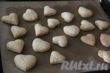 Выпекать печенье минут 10-15 в духовке, прогретой до 180 градусов.&nbsp;