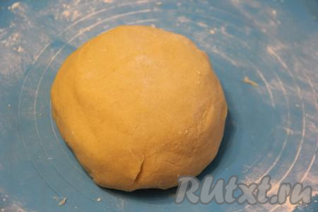 Постепенно добавляя оставшуюся просеянную муку, вначале ложкой, а затем руками вымесить тесто. Добавляя муку, ориентируйтесь прежде всего на консистенцию теста. Возможно, муки понадобится немного меньше или чуть больше. Песочное тесто должно получиться пластичным, мягким. Поместить его в пакет и убрать на 30 минут в морозилку.
