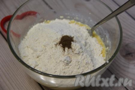 Добавить молотую корицу и просеять в миску часть муки, перемешать.