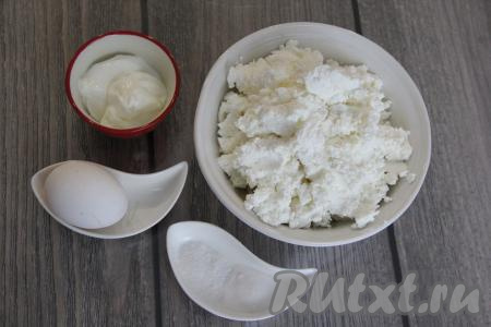 Подготовить продукты для приготовления домашнего сыра из творога, соды и яиц.