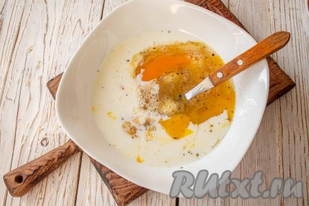 Сюда же влейте молоко и перемешайте его с яйцами с помощью вилки (или венчика) до однородности.&nbsp;