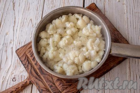 В сотейнике вскипятите воду, слегка её подсолите, выложите соцветия свежей цветной капусты и варите 3-5 минут (капуста должна стать достаточно мягкой). Затем откиньте её на сито.&nbsp;Если у вас замороженная цветная капуста, тогда нужно дать ей разморозиться, а затем откинуть на сито, чтобы стекла лишняя влага.&nbsp;