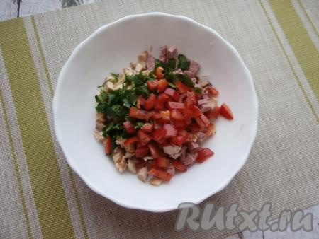 Добавить измельчённую петрушку и нарезанный маленькими кубиками сладкий перец.