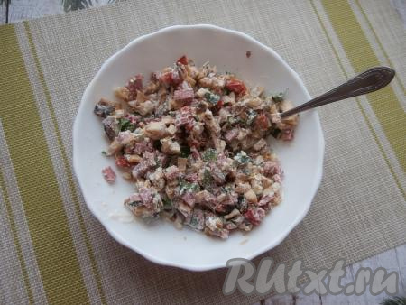 Немного посолить начинку, добавить сметану и перемешать.