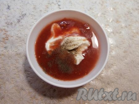 Смешать томатный сок с водой и сметаной, посолить, поперчить, всыпать сахар, перемешать получившийся соус-подливку до однородности.