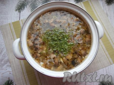 Также добавить измельчённый укроп. Грибной суп с рисом и яйцами перемешать, довести до кипения и проварить на умеренном огне ещё минут 5-6.