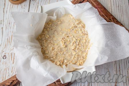 Круглую форму выстелите пергаментом и распределите овсяное тесто. К этому времени, у вас уже должна быть разогрета духовка до 200 градусов. Отправьте печься овсяноблин на 10-15 минут.