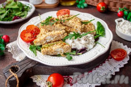 Достаньте готовый овсяноблин из духовки и подавайте его, смазав сладкой или несладкой начинкой.&nbsp;В моем варианте - это свежая зелень, немного мягкого творога и помидоры.