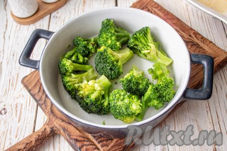 Отваренную капусту выложите в форму. 