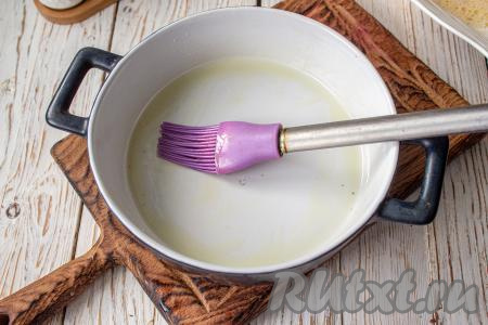 Форму для выпечки смажьте растительным маслом. 