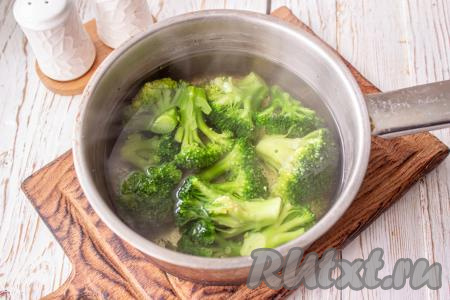 Замороженную (или свежую) капусту брокколи, разобранную на соцветия, выложите в кипящую подсоленную воду и варите минут 5. Затем откиньте на сито, чтобы стекла лишняя вода.