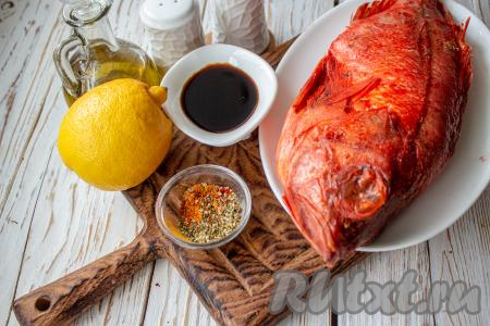 Подготовьте все необходимые ингредиенты для приготовления морского окуня в соевом соусе в духовке.