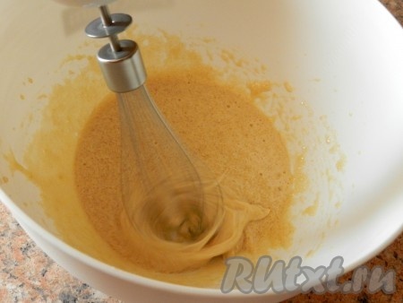 Яйца взбить с коричневым и белым сахаром, влить масло и снова взбить.
