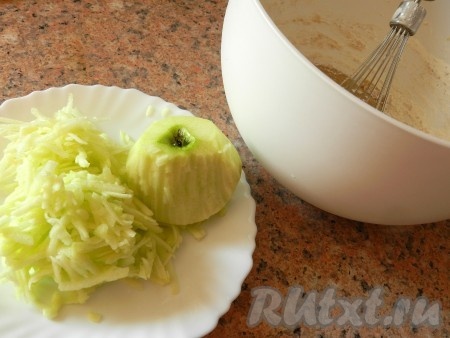 Яблоки натереть на терке.
