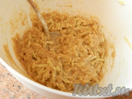 Добавить яблоки в тесто, все тщательно перемешать.
