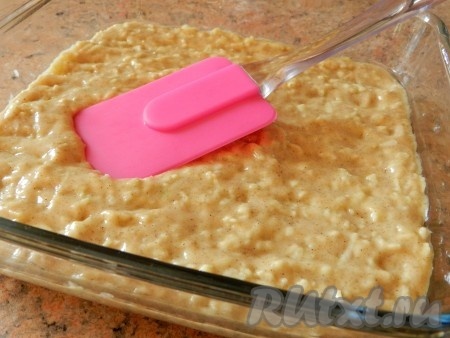 Выложить тесто в форму для выпечки, смазанную маслом. Разровнять.
