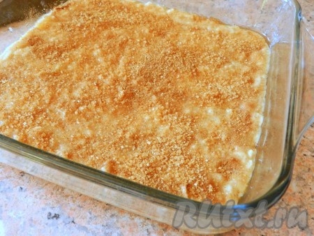 Смешать корицу и коричневый сахар, посыпать поверхность английского яблочного пирога. Выпекать в разогретой до 190 градусов духовке 25 минут.
