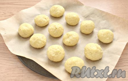 Из теста формируем круглые заготовки печенья. По размеру они должны быть немного больше грецкого ореха (у меня получилось 12 штук). Печенье выкладываем на противень, который лучше застелить кулинарным пергаментом.