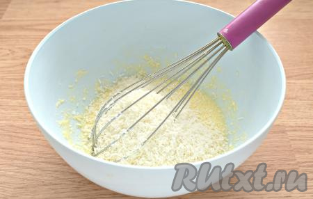 Добавляем в смесь кокосовую стружку, перемешиваем.