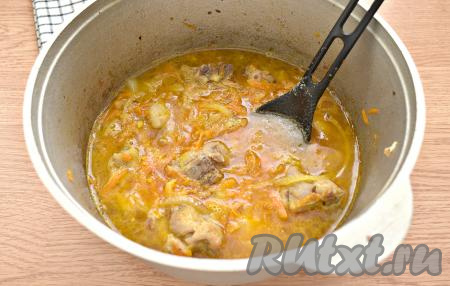 Затем вливаем тёплую кипячёную воду так, чтобы она покрыла мясо полностью. Солим по вкусу.