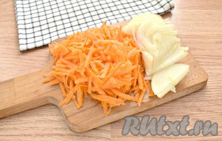 Пока обжариваются куриные бёдра, подготовим овощи. Очищаем морковку и лук. Нарезаем луковицу на тонкие полукольца, а морковку натираем на тёрке.