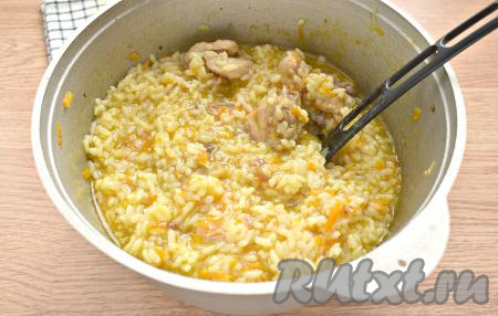 Делаем огонь средним. Готовим плов 10 минут. Затем нагрев плиты убавляем до минимума и варим плов с куриными бёдрами около 20 минут под крышкой. Рис получается в меру рассыпчатым, а кусочки мяса - мягкими.
