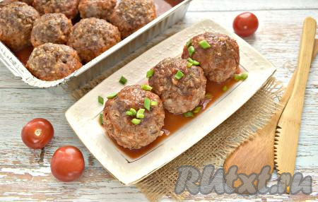 Сразу подаём аппетитные гречаники к столу, поливая их томатным соусом, в котором они запекались в духовке. Угощайтесь!