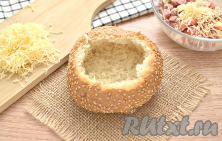 У булочки срезаем верхушку. Вынимаем мякиш (он может пригодиться, например, для котлетного фарша).