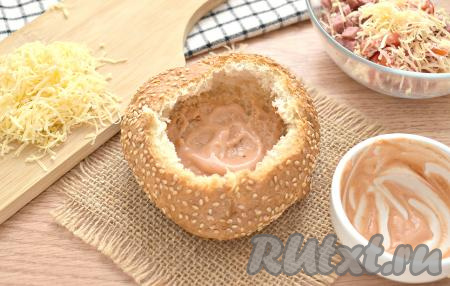 Томатный кетчуп смешиваем с майонезом. Получившимся соусом смазываем дно булочки.