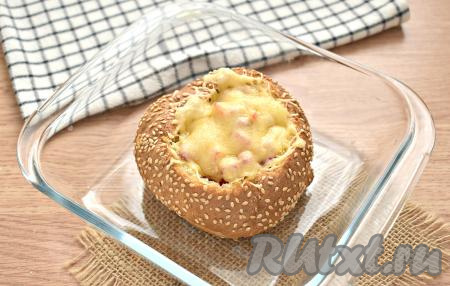 Выпекаем пиццу в булочке в духовке, разогретой до 200 градусов, 10 минут.