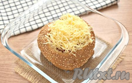 Помещаем булочку с начинкой в форму для запекания. Сверху начинку посыпаем оставшимся сыром.