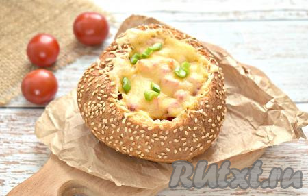 Пока пицца в булочке горячая, сразу угощаемся!