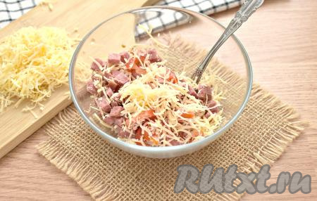 Перемешиваем содержимое миски и начинка для пиццы в булочке готова.