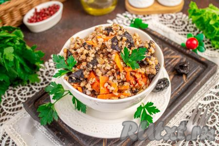 Готовую очень вкусную, аппетитную, полезную гречневую кашу с черносливом подавайте как самостоятельное блюдо или в качестве гарнира к мясу, рыбе или салату из свежих овощей.