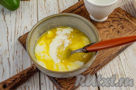 Влейте молоко, снова перемешайте.