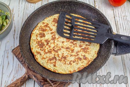 Сковороду с хорошим антипригарным покрытием, диаметром 22-24 см, разогрейте. Вылейте в сковороду овсяное тесто, готовьте его под крышкой на минимальном нагреве около 5-7 минут (до подрумянивания), затем переверните при помощи лопатки и готовьте ещё 3-4 минуты. Я жарю овсяноблин без масла. Если у вас нет подходящей для этого сковороды, тогда перед жаркой смажьте сковородку небольшим количеством растительного масла.