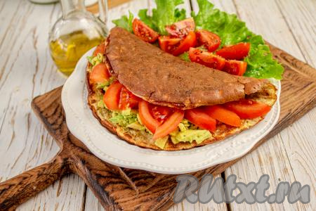 Накройте начинку свободной половиной овсяноблина. Также овсяноблин можно дополнить, по желанию, листом салата, парочкой помидорок черри и буквально 1 чайной ложкой оливкового, льняного или другого полезного масла. Готовый завтрак подавайте к столу!