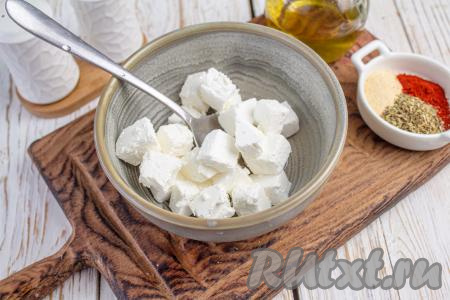 Нарежьте сыр "Фета" на небольшие кубики, сложите в небольшую мисочку.