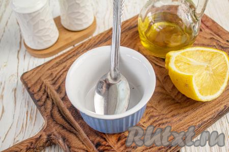 Теперь займёмся заправкой для греческого салата, для этого подготовьте оливковое нерафинированное масло хорошего качества, чёрный молотый перец, лимон и соль.