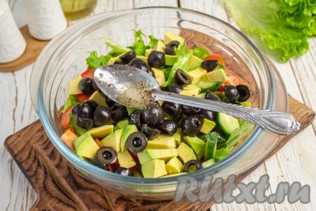 Влейте в салат оставшуюся заправку и аккуратно перемешайте.