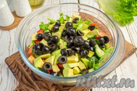 Оливки разрежьте пополам или добавьте целыми.