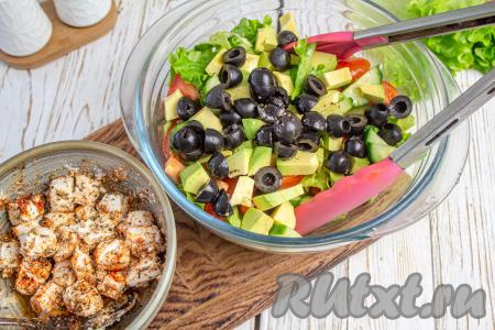 В самую последнюю очередь добавьте сыр "Фета".