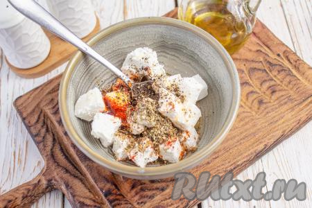 Добавьте к сыру прованские травы, сушёный чеснок, сладкую молотую паприку и масло, аккуратно перемешайте и, чтобы сыр "настоялся", отложите на время, пока готовите салат.