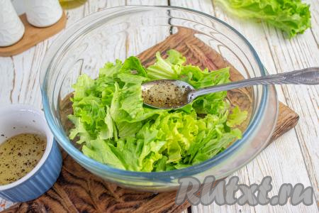 Полейте листья салата 1/3 частью заправки, перемешайте.