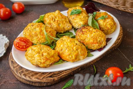 Куриные котлеты, благодаря добавлению овсяных хлопьев, получаются более сытными, а обжаренные овощи делают их особенно яркими и сочными. К столу подавайте такие котлетки с любым гарниром. Запеките куриные котлеты в духовке по этому рецепту и вы точно останетесь довольны их вкусом!
