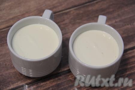 Разложить творожную массу по кружкам, заполняя их не до самого верха. Поставить кружки в микроволновку и запекать при максимальной мощности (у меня - 850 Ватт) 4 минуты. Масса во время запекания поднимется, а когда достанете чизкейк, она опустится.