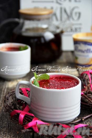 Обязательно остудить творожный чизкейк в течение 30 минут, а затем сверху выложить варенье или густой джем. Подать чизкейк можно прямо в кружках, в которых он готовился в микроволновке. Очень просто и вкусно!