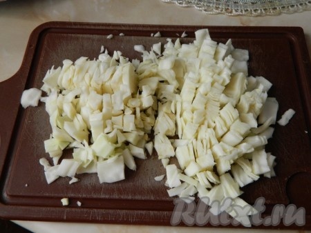 Капусту мелко нашинковать.