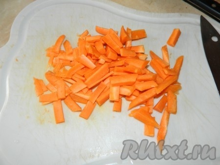 Морковь нарезать соломкой.